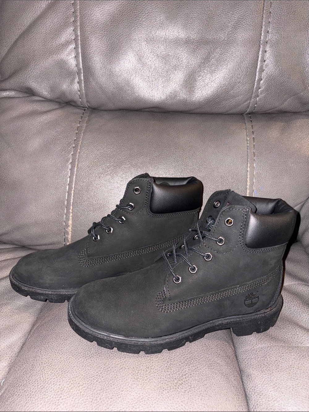 (New) Never worn Timberland Black Nubuck 6-Inch Lace-Up Boots (Big kids) *No Box